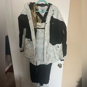 Columbia Women’s Titanium Highland Summit Ski Jacket AND Pants in White Flurries